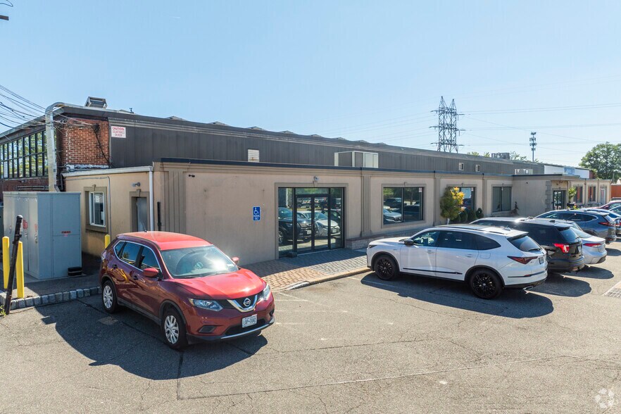 More Photos Of 303 Winding Rd, Old Bethpage Warehouse For Lease