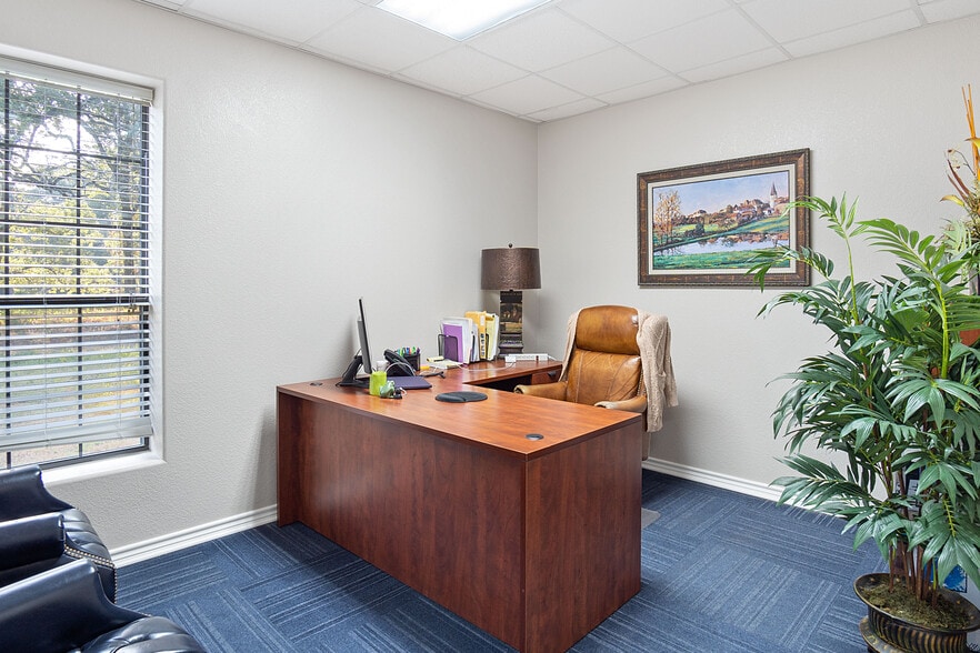 More Photos Of 6724 Paluxy Dr, Tyler Office For Lease