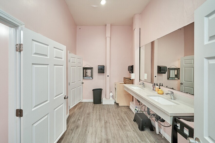 More Photos Of 5454 Virginia Ave, Los Angeles Showroom For Lease