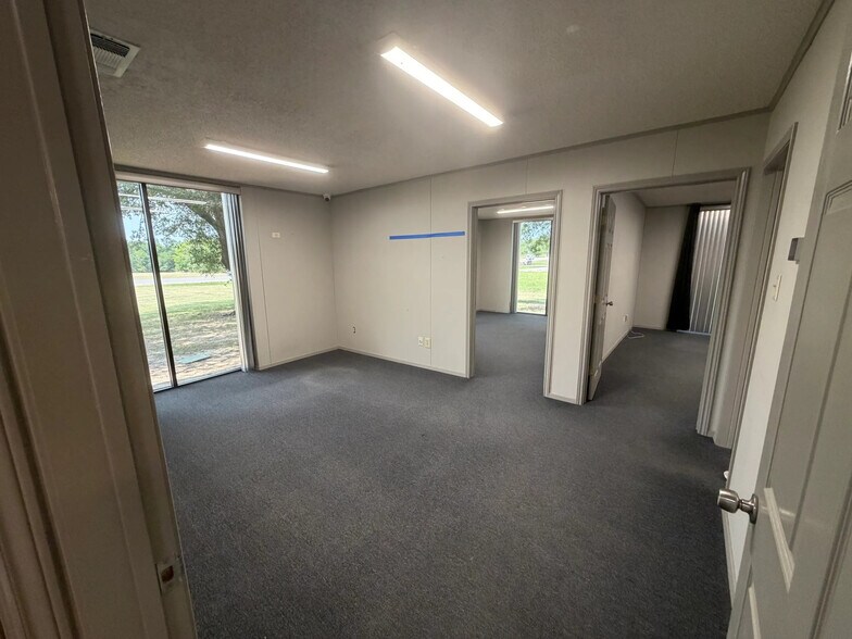 More Photos Of 120 Taylor Plaza Dr, Greenville Flex For Lease