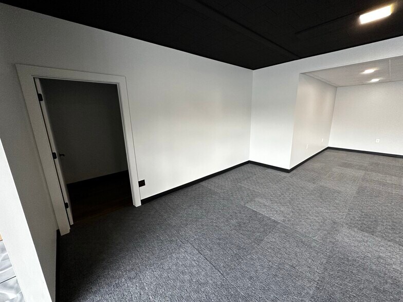 More Photos Of 38845 Mentor Ave, Willoughby Showroom For Lease