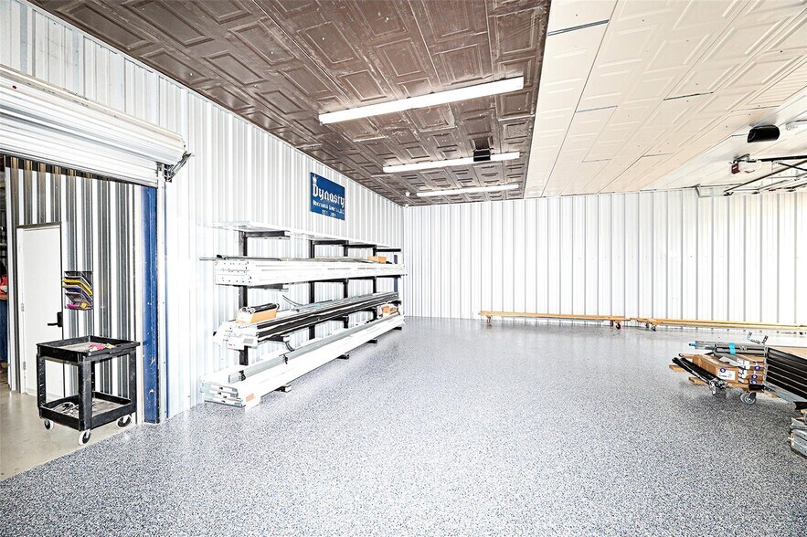 More Photos Of 406 W Wise St, Bowie Industrial For Sale