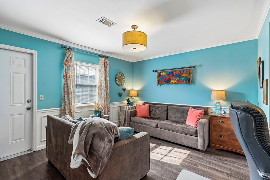 More Photos Of 109 Holiday Ct, Franklin Office For Sale