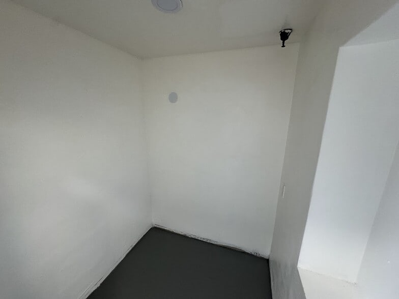 More Photos Of 6904 Miramar Rd, San Diego Storefront For Lease