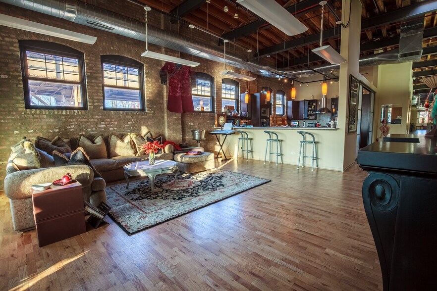 More Photos Of 4007 S Wabash Ave, Chicago Office For Sale