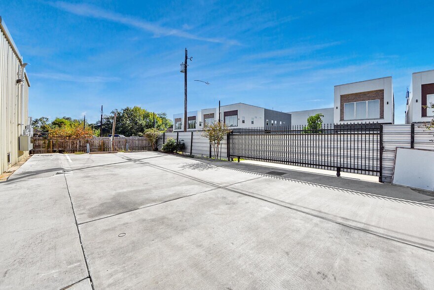 More Photos Of 6549 W Tidwell Rd, Houston Auto Dealership For Lease