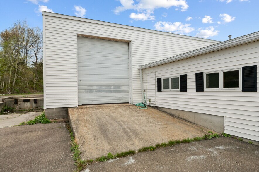 More Photos Of 16 E Industrial Rd, Branford Warehouse For Lease