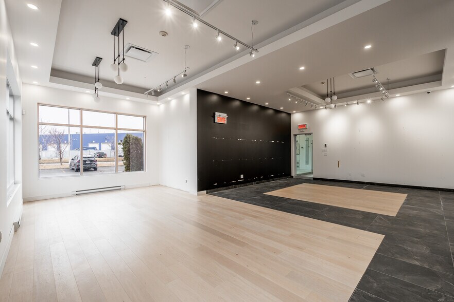 More Photos Of 5000 Rue Bernard-Lefebvre, Laval Light Distribution For Sale