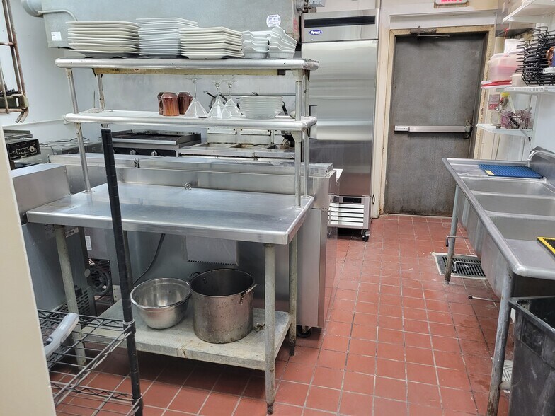 More Photos Of 90 E Jefferson St, Franklin Specialty For Lease