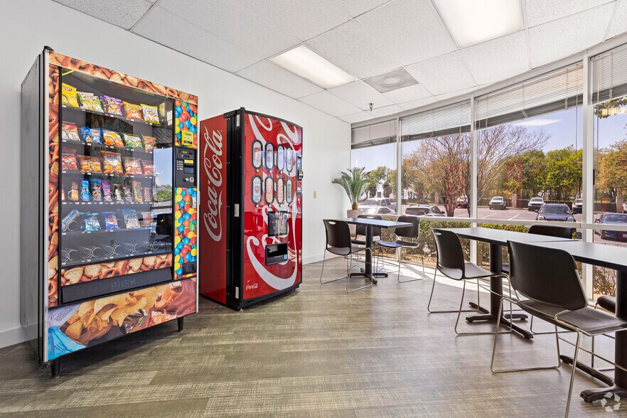 More Photos Of 4001 Airport Fwy, Bedford Office For Lease