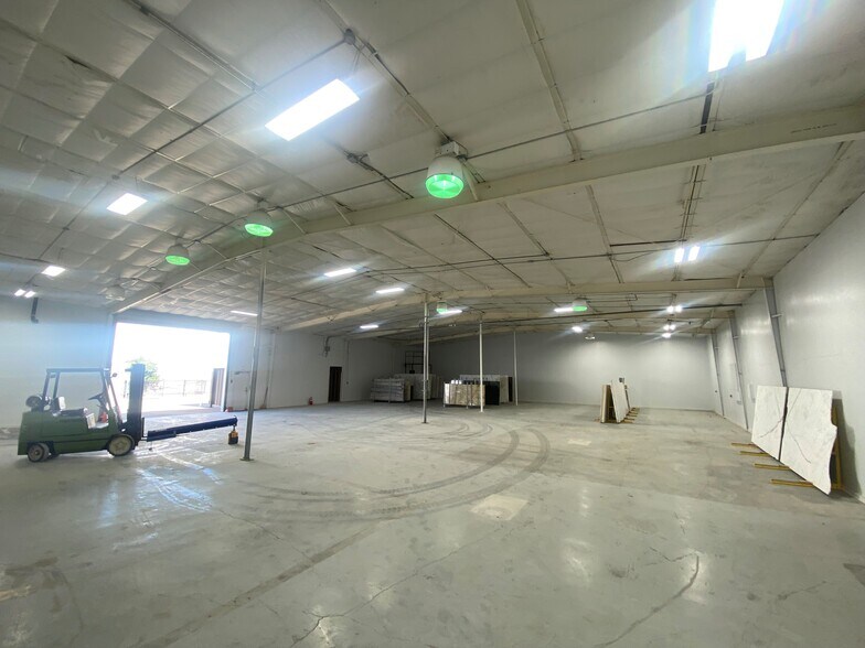 More Photos Of 2734 Burbank St, Dallas Warehouse For Lease