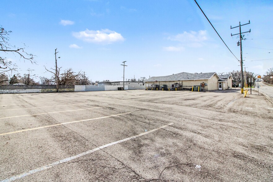 More Photos Of 1405 Ecorse Rd, Ypsilanti Freestanding For Sale