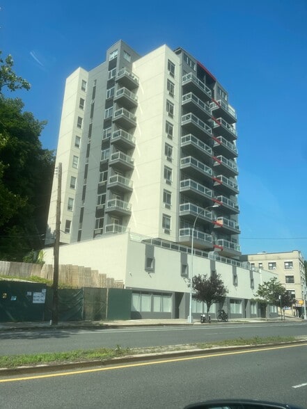 Primary Photo Of 224 Richmond Ter, Staten Island Apartments For Sale