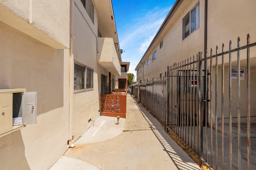 More Photos Of 2016 S Bedford St, Los Angeles Apartments For Sale