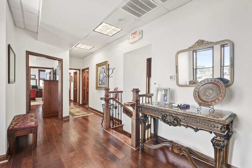 More Photos Of 101 Simonton St, Conroe Loft Creative Space For Lease