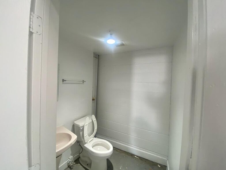 More Photos Of 2453 Glenda Ln, Dallas Unknown For Lease