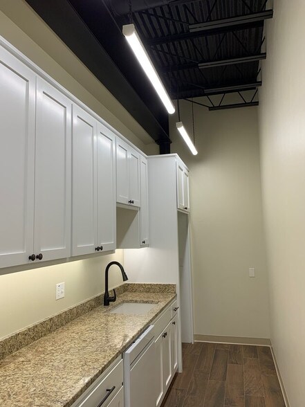 More Photos Of 401 W Vandament Ave, Yukon Office For Lease