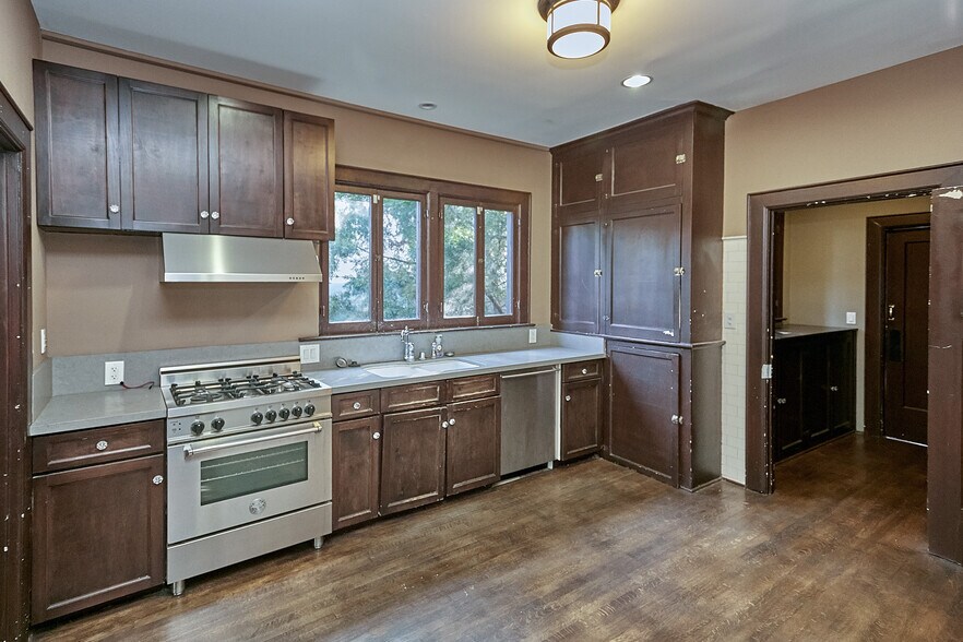 More Photos Of 658 S Bronson Ave, Los Angeles Office Residential For Sale