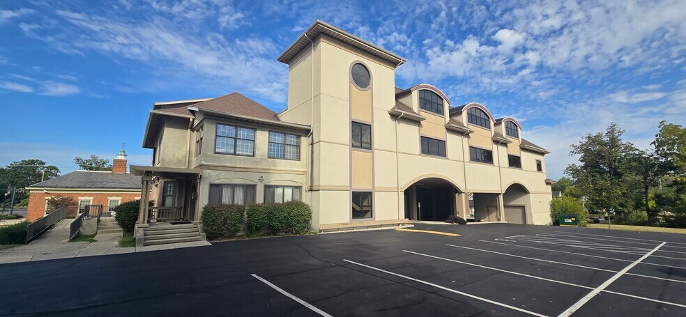 More Photos Of 916-920 W Market St, Lima Medical For Lease