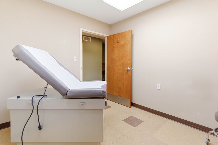More Photos Of 3208 College Dr, Louisville Office For Sale