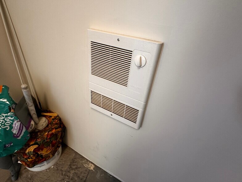 More Photos Of 522A S Main St, Broadway Flex For Sale