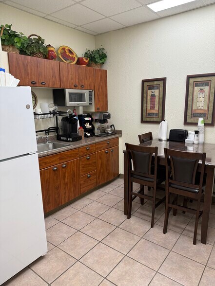 More Photos Of 404 Executive Center Blvd, El Paso Medical For Lease