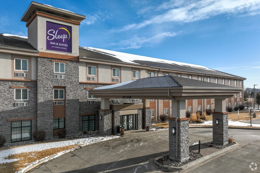 More Photos Of 1350 S 42nd St, Grand Forks Hotel For Sale
