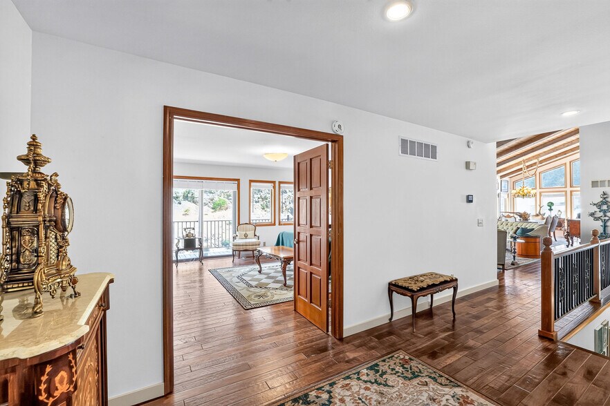 More Photos Of 420-422 Main Street St, Riggins Specialty For Sale
