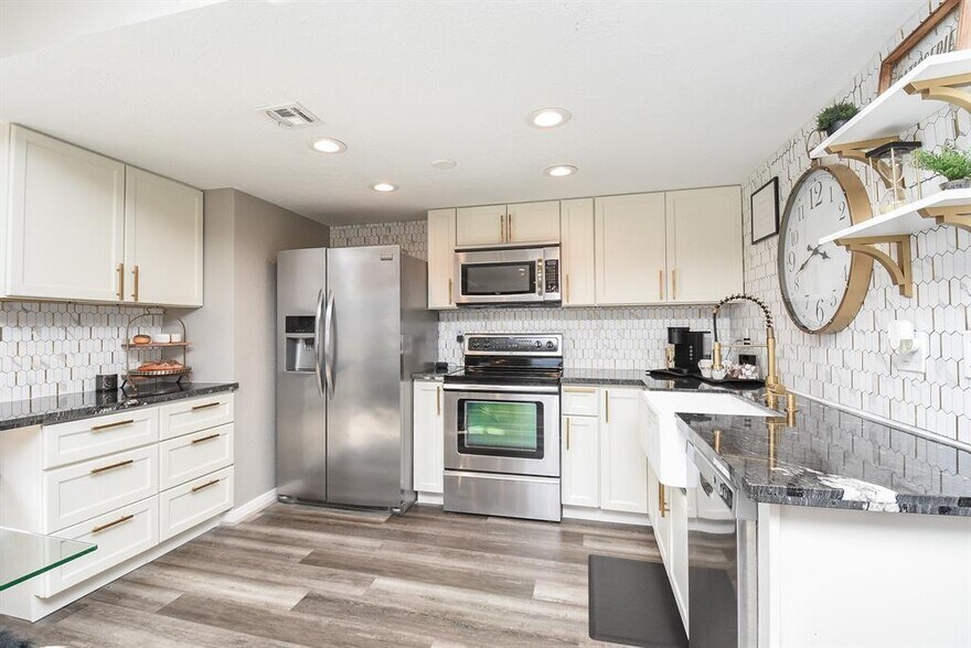 More Photos Of 2016 Main St, Houston Apartments For Sale