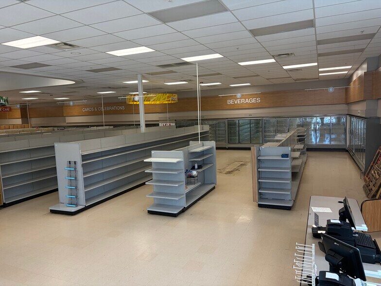 More Photos Of 52 Rockingham Rd, Derry Drugstore For Lease