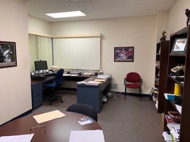 More Photos Of 1092-1112 N Meridian Rd, Youngstown Showroom For Lease