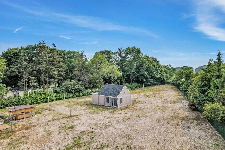 More Photos Of 557 Deer Park Rd, Dix Hills Flex For Sale