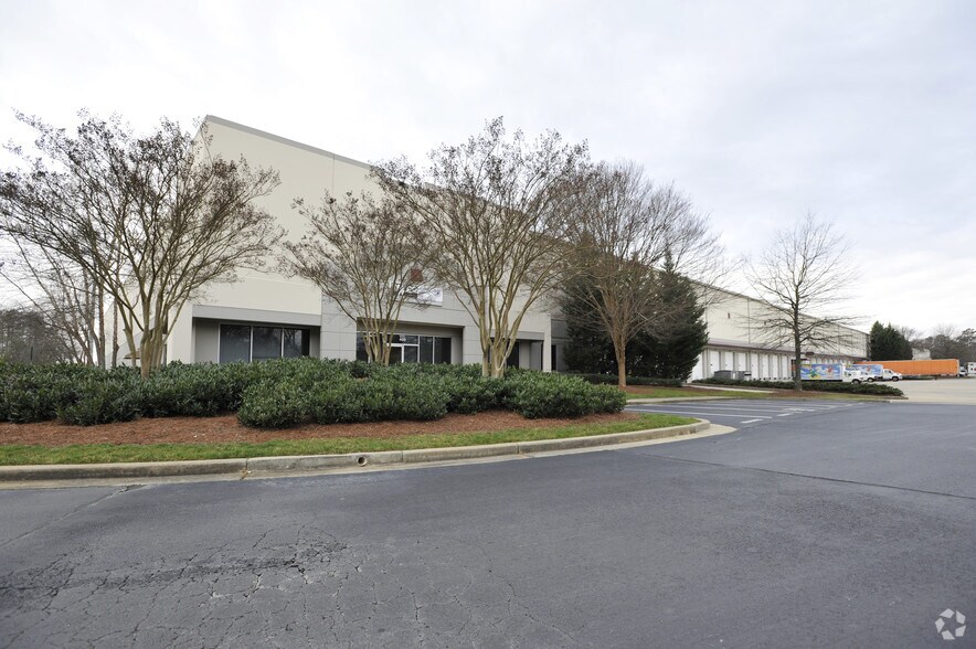 More Photos Of 1325 Chastain Rd, Kennesaw Distribution For Lease
