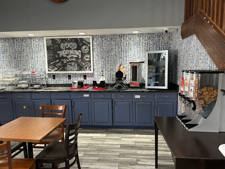 More Photos Of 222 W 2nd St, Ottumwa Hotel For Sale