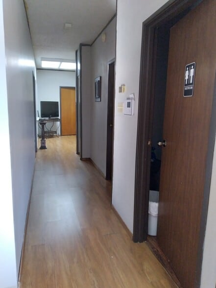 More Photos Of 215 Dalton Dr, DeSoto Office Residential For Lease