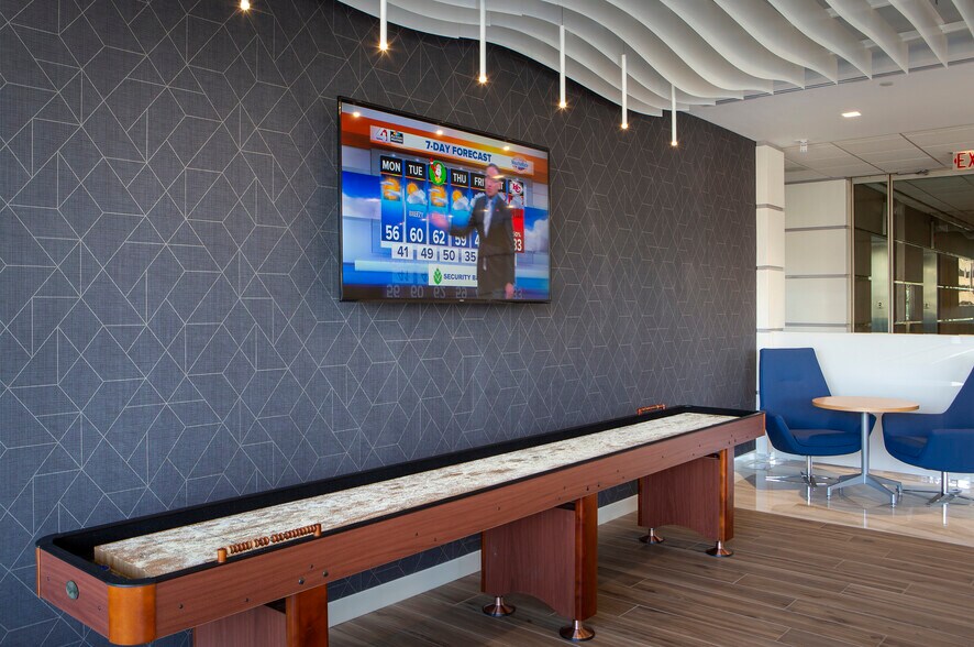More Photos Of 2323 Grand Blvd, Kansas City Office For Lease