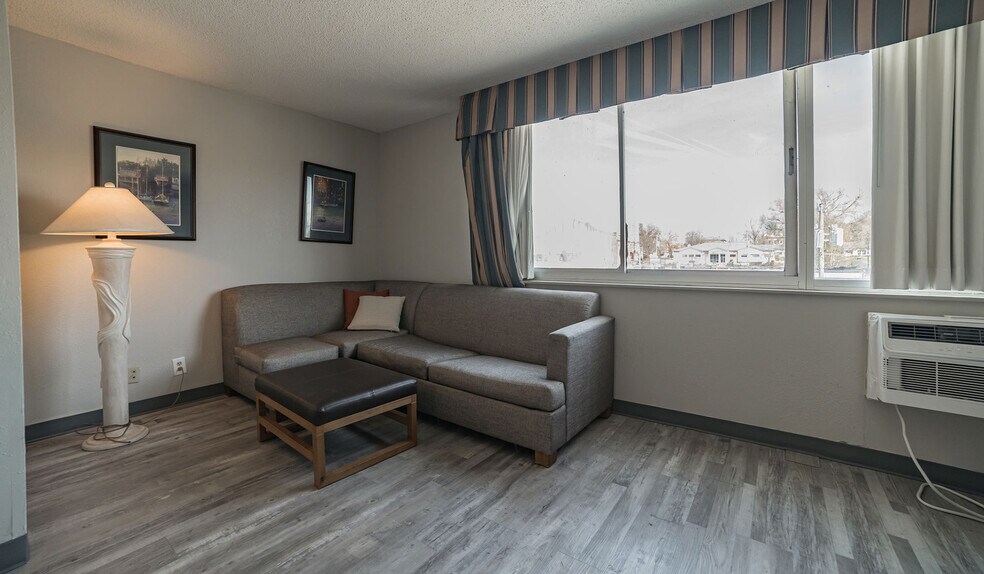 More Photos Of 325 Main St, Keokuk Hotel For Sale