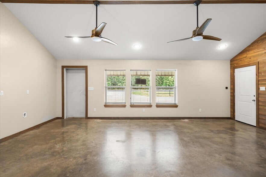 More Photos Of 10015 FM 751, Quinlan Flex For Sale