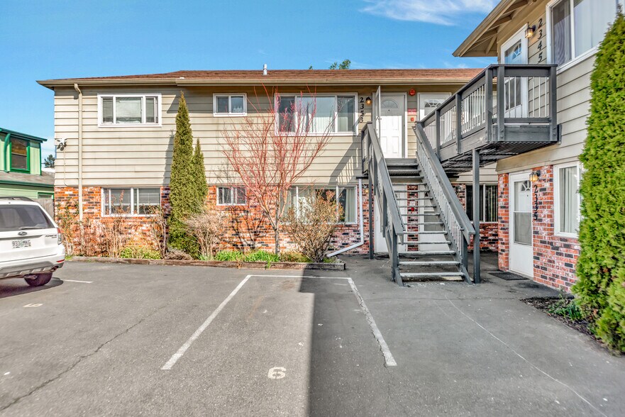 2335-2353 N Lombard St