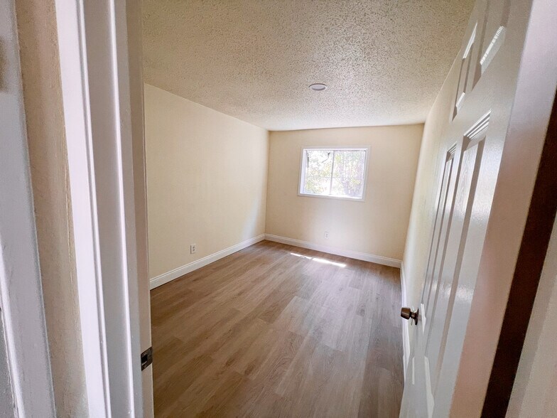 More Photos Of 105-109 Cypress Ave, Crosby Apartments For Sale