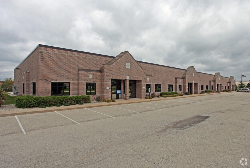More Photos Of 700-714 Rose Dr, Hartland Warehouse For Lease