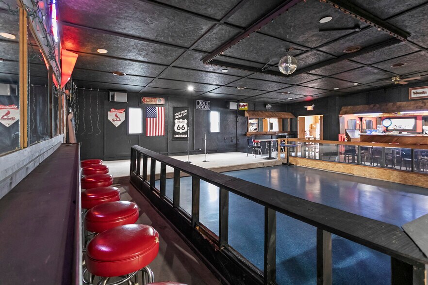 More Photos Of 220 N Old Route 66, Litchfield Restaurant For Sale