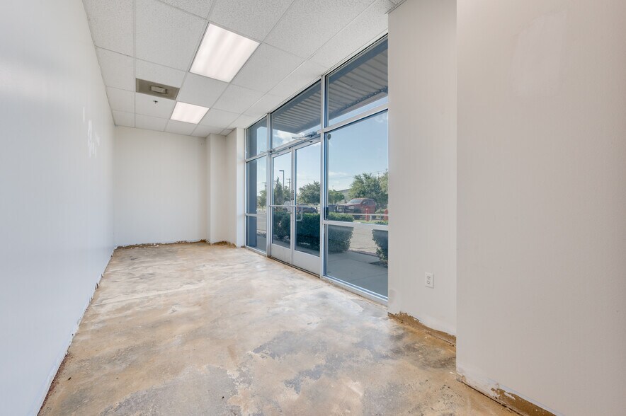 More Photos Of 1000 W Crosby Rd, Carrollton Warehouse For Lease