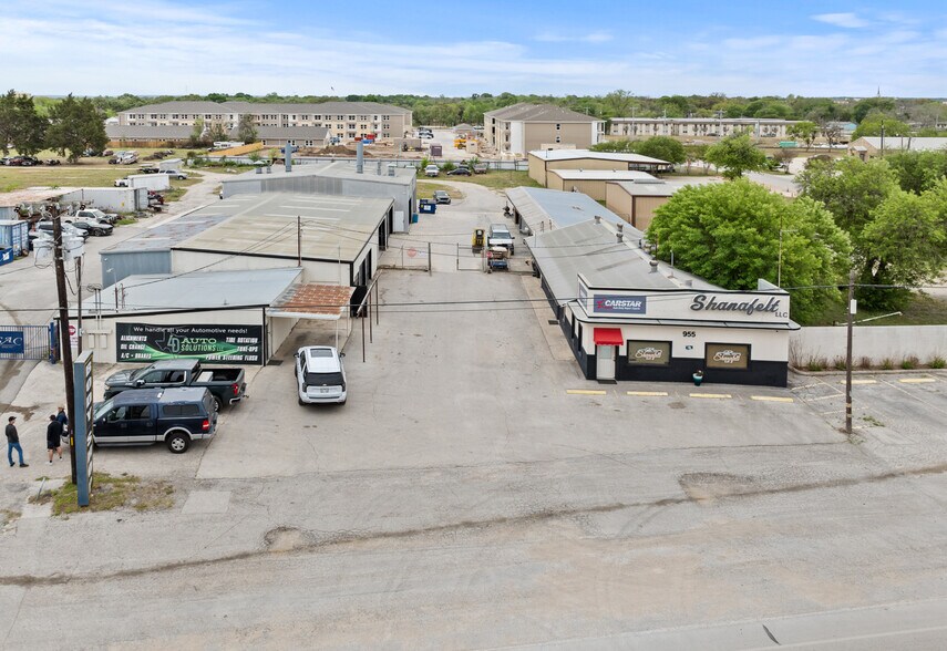 More Photos Of 955 W Kingsbury St, Seguin Auto Repair For Sale