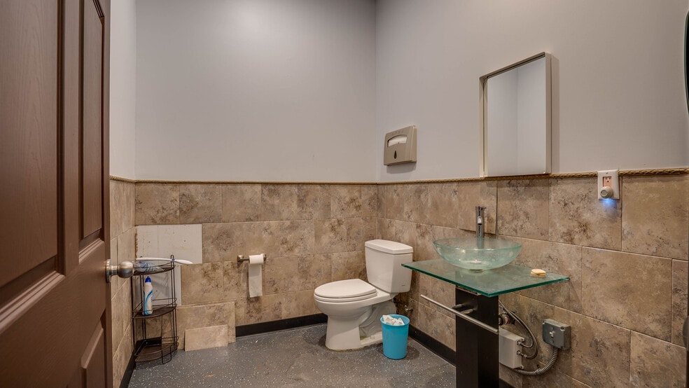 More Photos Of 3232 E Olympic Blvd, Los Angeles Warehouse For Lease