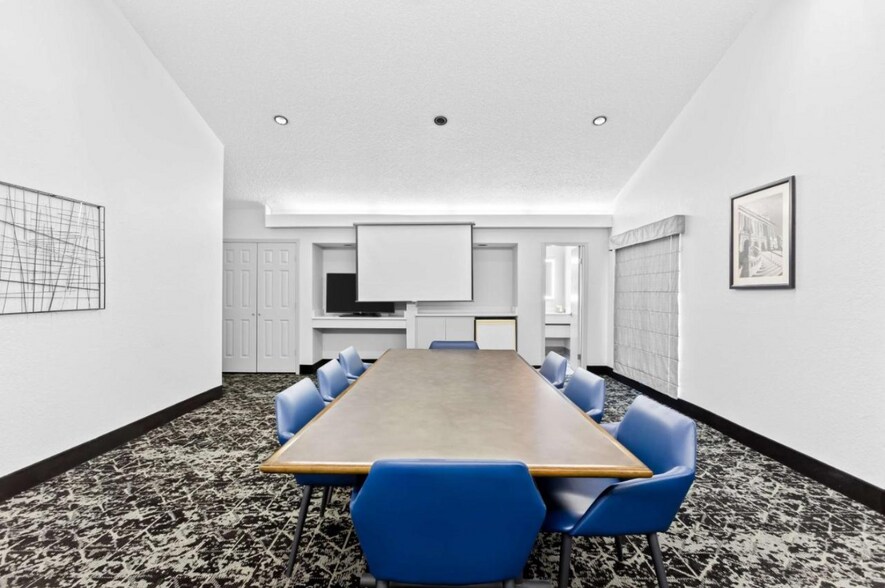 More Photos Of 1730 E Higgins Rd, Schaumburg Hotel For Sale