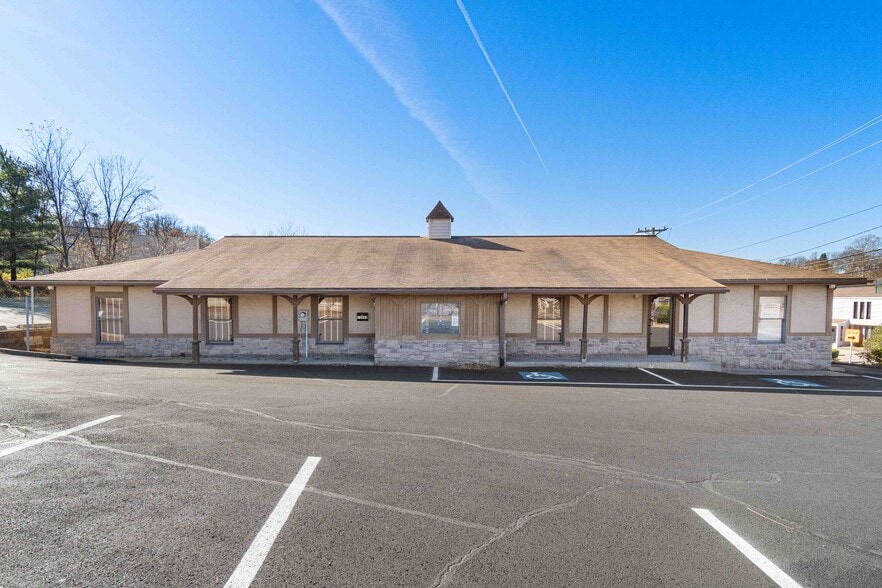 Primary Photo Of 13049 Frankstown Rd, Pittsburgh Medical For Sale