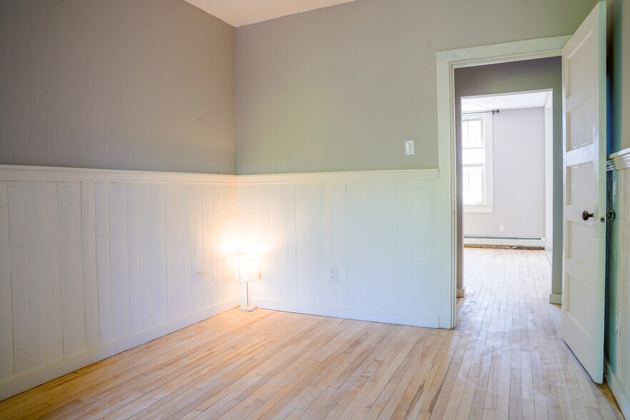 More Photos Of 123 Union Sq, Milford Restaurant For Sale