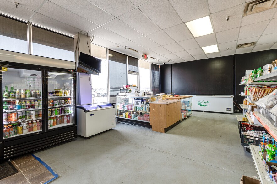 More Photos Of 1605 1st St S, Willmar Storefront For Lease