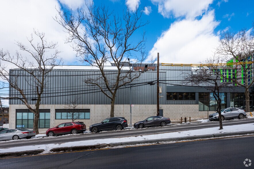 More Photos Of The Peninsula, Bronx Apartments For Lease